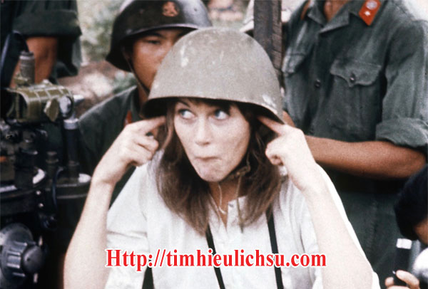Diễn viên Hollywood Jane Fonda nổi tiếng với biệt danh Hanoi Jane do liên tục tham gia phong trào phản chiến và đỉnh điểm là bà chụp hình chung với quân Giải Phóng bên dàn pháo cao xạ ở Hà Nội năm 1972