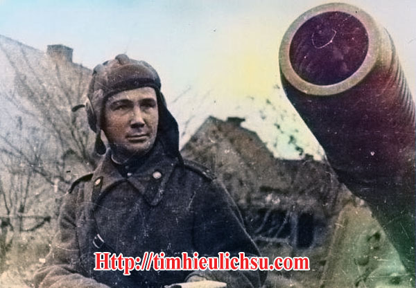 Alexander Kosmodemyansky là một anh hùng trẻ tuổi nhất của Nga trong thế chiến thứ hai và được nhiều sách báo viết về anh - Russian young hero in WW 2