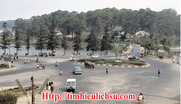 Pháp từng định biến Đà Lạt thành thủ đô hành chính Đông Dương : Hồ Xuân Hương và câu Ông Đào năm 1969 - Xuan Huong lake and Ong Dao bridge in Dalat 1969