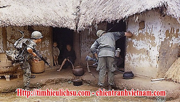 Lính Mỹ đang lùng sùng nhà dân trong trận An Ninh năm 1965 trong chiến tranh Việt Nam - Usd soldiers was onspecting a village in batle of An Ninh 1965 in Vietnam war