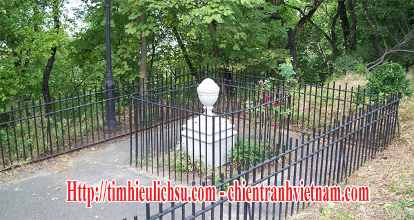 ngôi mộ chú bé có tên Amiable Child Monument nằm cạnh ngôi mộ tổng thống thứ 18 của Mỹ Ulysses S. Grant