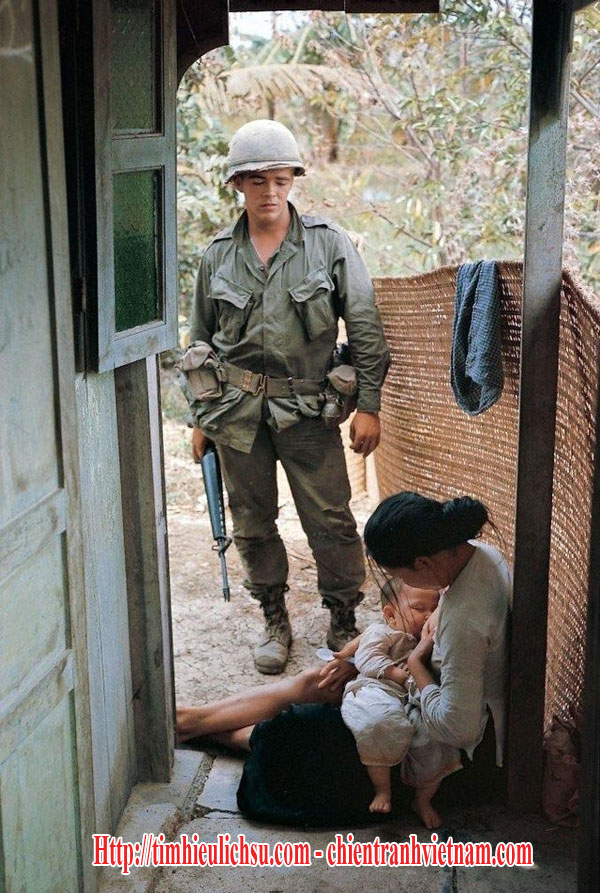 Bức ảnh người lính Mỹ đang nhìn người mẹ cho con bú của nhiếp ảnh gia Larry Burrows chụp anh 1967 được báo chí Việt Nam đăng tin thành "Giọt sữa cuối cùng trước khi bị lính Mỹ hành quyết năm 1971" - Us soldiers contemplates Vietnam woman breastfeeding baby became ""last milk drop before execution" in Vietnam newspaper
