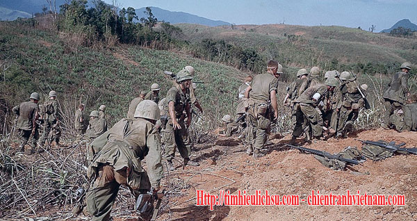 Thủy Quân Lục Chiến Mỹ tiến lên đồi 881 Nam trong trận Khe Sanh năm 1968 trong chiến tranh Việt Nam - Us Marines on the Hill 881 South in Battle of Khe Sanh 1968 in Vietnam war