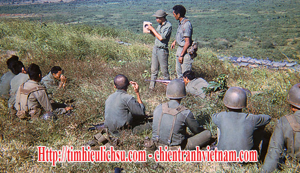 Cố vấn Mỹ huấn luyện binh sĩ VNCH cách sử dụng súng trường trong chiến tranh Việt Nam - Us Advisors taught ARVN soldiers to use riflle in Vietnam war