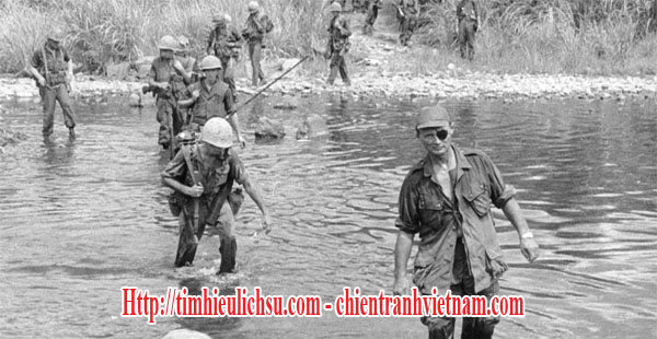 Cựu tổng tham mưu trưởng Israel là Moshe Dayan đang cùng Thủy Quân Lục Chiến Mỹ hành quân tại chiến trường Đà Nẵng, Việt Nam ngày 7 tháng 8 năm 1966 trong chiến tranh Việt Nam - General Moshe Dayan , former chief of staff of the Israeli Army, fords a stream with a U.S. Marine reconnaissance patrol in Da Nang on August 7, 1966 in Vietnam war
