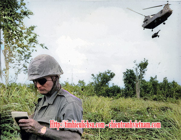 Tướng Moshe Dayan của Israel tại khu vực Tây Nguyên vào tháng 8 năm 1966 trong chiến tranh Việt Nam - General Moshe Dayan , former chief of staff of the Israeli Army in the Central Highlands on August, 1966 in Vietnam war