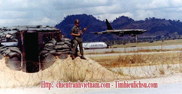 Các căn cứ máy bay pháo đài bay B-52 ở Thái Lan trong chiến tranh Việt Nam : Máy bay B-52 đang hạ cánh ở sân bay U-Tapao - B-52 Stratofortress was landing on the U-Tapao Air base in Thailand