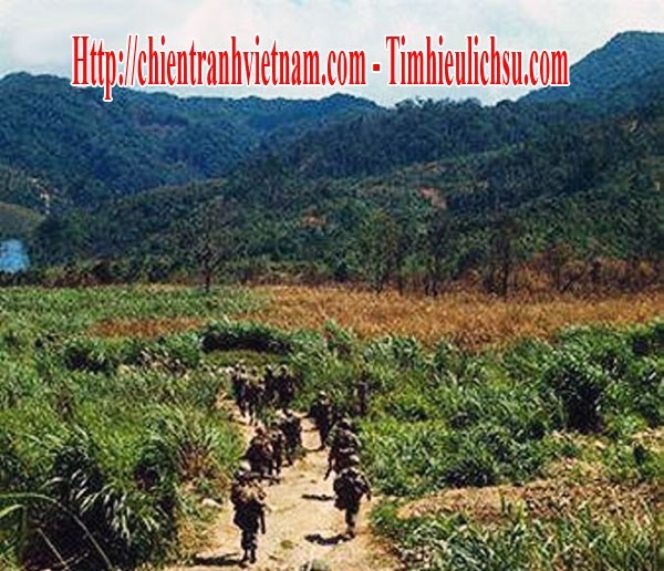 Lính Mỹ đi tuần tra trước trận đánh A Sầu ở căn cứ đặc biệt A Sầu năm 1966 trong chiến tranh Việt Nam - Us soldiers were patroling beore battle of A Sau or battle of A Shau in Vietnam war 1966