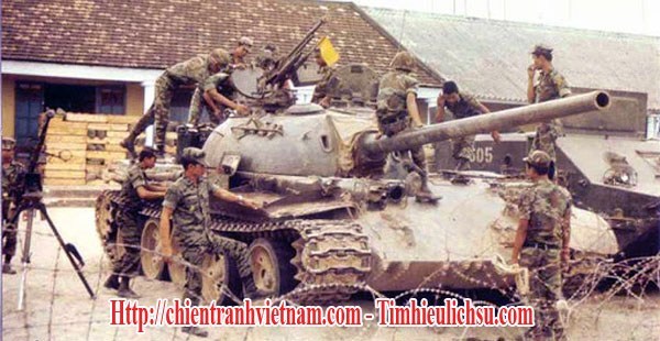 Xe tăng T-54 của quân Giải Phóng Bắc Việt bị Thủy Quân Lục Chiến bắt giữ tại Quảng Trị trong chiến Dịch Xuân Hè 1972 hay chiến dịch Nguyễn Huệ hay còn gọi là Mùa Hè Đỏ Lửa 1972 trong chiến tranh Việt Nam - North Vietnamese T-54 tank was captured by ARVN Marines at Quang Tri in Easter Offensive 1972 in Vietnam war