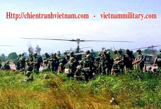 Lính Mỹ đổ bộ bằng trực thăng trong chiến dịch Cedar Falls vùng Tam Giác Sắt Củ Chi trong chiến tranh Việt Nam - Us soldiers in Operation Cedar Falls at Iron Triangle Cu Chi in Vietnam war