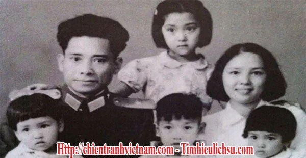 Thiếu tướng Nguyễn Sơn được mệnh danh Lưỡng Quốc Tướng Quân cùng vợ là bà Lê Hằng Huân cùng các con