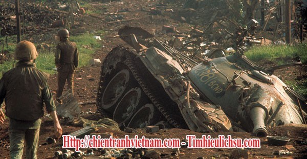 Xe tăng T-54 Bắc Việt bị Liên Đoàn 81 Biệt Cách Nhảy Dù phá hủy trong trận An Lộc trong Mùa Hè Đỏ Lửa trong chiến tranh Việt Nam - NVA T-54 tank was destroyed in battle of An Loc in Easter Offensive Vietnam war 1972