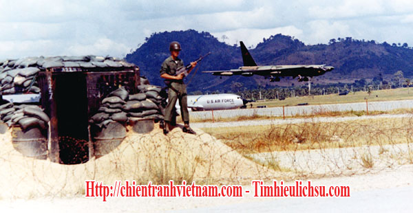 Máy bay B-52 hạ cánh xuống căn cứ U-Tapao AB, Thái Lan trong chiến dịch ném bom Linebacker II - hay còn gọi là chiến dịch ném bom lễ Giáng Sinh - Hà Nội 12 ngày đêm năm 1972 trong chiến tranh Việt Nam - B-52 Stratofortress landed at U-Tapao, Thailand in Operation Linebacker II or Christmas Bombings in Vietnam war
