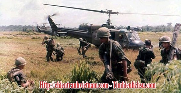 Lính Mỹ đổ bộ bằng trực thăng trong chiến Dịch Junction City đánh vào vùng Chiến Khu C trong chiến tranh Việt Nam - Us soldiers with heliopters in Operation Junction City at War Zone C in Vietnam war