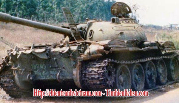 Xe tăng T-54 của quân Giải Phóng bị lực lượng Nhảy Dù VNCH bắt giữ tại mặt trận Quảng Trị trong chiến Dịch Xuân Hè 1972 hay chiến dịch Nguyễn Huệ hay còn gọi là Mùa Hè Đỏ Lửa 1972 trong chiến tranh Việt Nam - North Vietnamese T-54 tank was captured by ARVN Airbone at Quang Tri in Easter Offensive 1972 in Vietnam war
