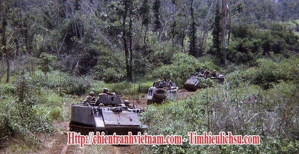 Xe bọc thép Mỹ hộ tống trên đường Quốc Lộ 19 nơi có đèo An Khê và tiếp đó là đèo Mang Yang rất hiểm trở nơi thường xảy ra phục kích trong chiến tranh Việt Nam - Us M-113 APC on Route 19 with An Khe Pass and Mang Yang pass with usual ambushes in Vietnam war
