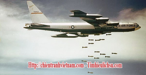 Máy bay B-52 trong chiến dịch ném bom Linebacker II - hay còn gọi là chiến dịch ném bom lễ Giáng Sinh - Hà Nội 12 ngày đêm năm 1972 trong chiến tranh Việt Nam - B-52 Stratofortress in Operation Linebacker II or Christmas Bombings in Vietnam war