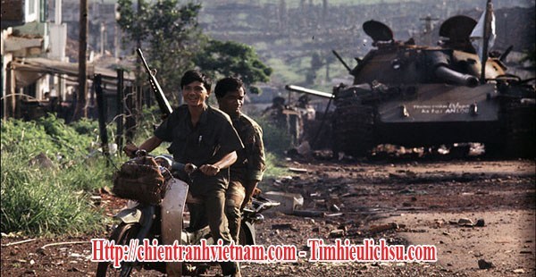 5 chiếc xe tăng T-54 quân Bắc Việt bị phá hủy cùng lúc trên đường Ngô Quyền trong trận An Lộc trong Mùa Hè Đỏ Lửa, chiến dịch Nguyễn Huệ, chiến dịch Xuân Hè trong chiến tranh Việt Nam - A column of 5 NVA T-54 tanks were destroyed in battle of Loc Ninh and battle of An Loc , Easter Offensive in Vietnam war