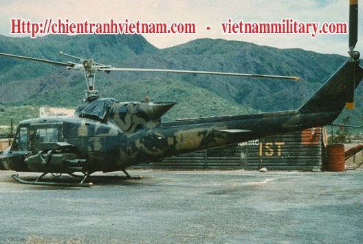 Hawk's Claw - Đội trực thăng trang bị tên lửa chống tăng TOW diệt xe tăng - Bell UH-1 with XM-26 TOW anti-tank system in Viet Nam war