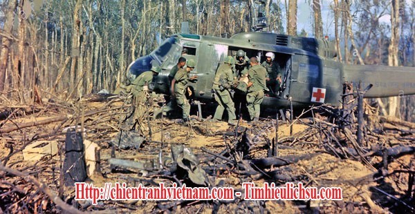 Trực thăng cứu thương của quân đội Mỹ đang di tản thương binh trong chiến dịch Junction City năm 1967 trong chiến tranh Việt Nam - US medical helicopters in operation Junction City in Vietnam war