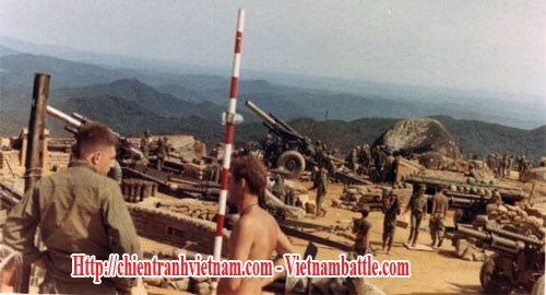 Pháo 155mm của quân đội Mỹ trong trận đánh đồi 935 hay căn cứ hỏa lực Ripcord năm 1970 trong chiến tranh Việt Nam - 155mm howitzers on the hill 935 in the battle of Fire Support Base Ripcord in Vietnam war 1970