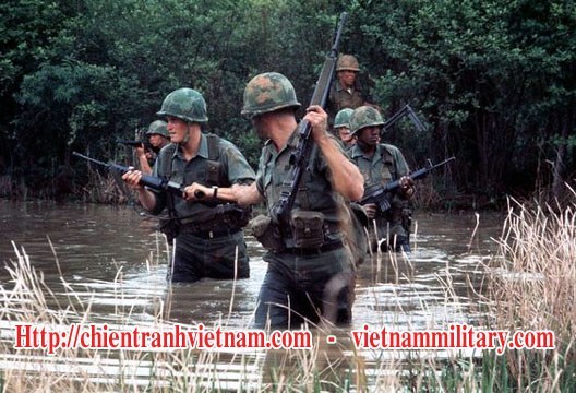 Binh sĩ Mỹ lục soát trong chiến Dịch Cedar Falls cùng với Chiến dịch Junction City trong chiến tranh Việt Nam - Us soldiers in Operation Cedar Falls - Operation Junction City in Vietnam war