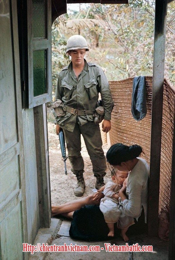 Bức ảnh của Larry Burrows chụp năm 1967 được báo chí Việt Nam đăng tin thành "Giọt sữa cuối cùng trước khi bị lính Mỹ hành quyết năm 1972" vào năm 2018 với sự thật trái ngược hẳn - Us soldiers contemplates Vietnam woman breastfeeding baby became "The last milk drop before execution" in Vietnam newspaper