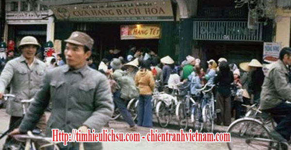 Người dân miền Bắc Việt Nam xếp hàng mua hàng bằng tem phiếu thời Bao Cấp với nền kinh tế tập thể Hợp Tác Xã