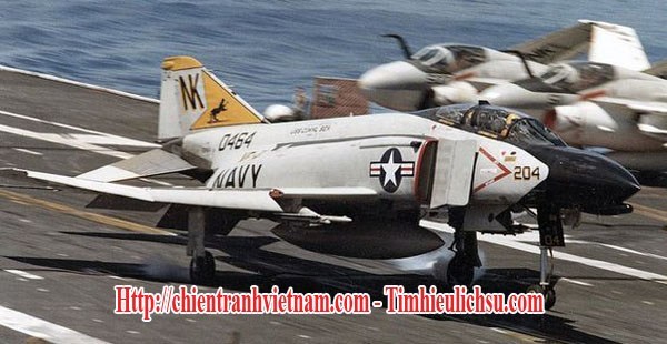 Vì sao không quân Mỹ không đạt hiệu quả ở Việt Nam : Máy bay ném bom F-4 Phantom của Hải Quân Mỹ trên tàu sân bay USS Coral Sea - Us air force with poor result in Vietnam war : Us F-4 Phantom on USS Coral Sea aircraft carrier