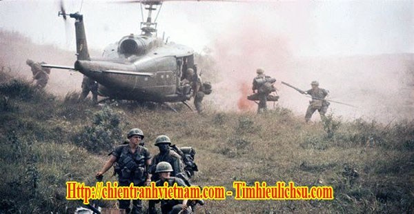 Các trực thăng Mỹ đang vận chuyển tiếp tế một ngọn đồi với chiến thuật Đàn Ngỗng trong trận đánh Khe Sanh trong chiến tranh Việt Nam - Helicopters with Super Gaggle technique in Battle of Khe Sanh - Siege of Khe Sanh 1968 in Vietnam war