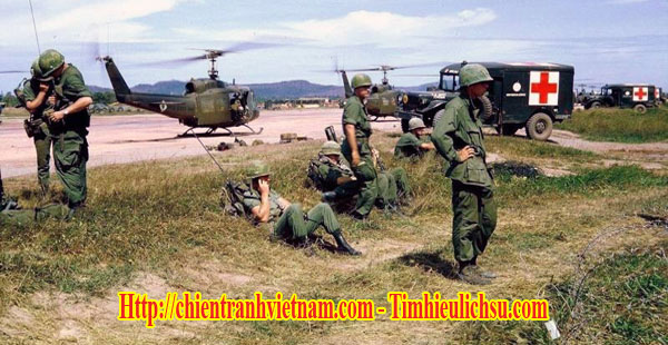 Trực thăng và xe cứu thương của lính Mỹ trong chiến dịch Junction City trong chiến tranh Việt Nam - Us medical helicopters and vehicles in Operation Junction City in Vietnam war
