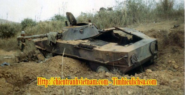 Xe tăng PT-76 của quân Giải Phóng bị phá hủy trong trận đánh Làng Vây năm 1968 trong chiến tranh Việt Nam - NVA PT-76 tank was destroyed in battle of Lang Vei in siege of Khe Sanh 1968 in Vietnam war