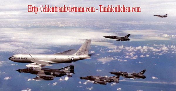 Máy bay ném bom B-52 trong chiến dịch Linebacker II ném bom Hà Nội 12 ngày đêm trong chiến tranh Việt Nam - B-52 stratofortress bombers in Christmas bombings 1972 in Vietnam war