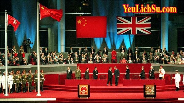 Vì sao Trung Quốc không thống nhất Hồng Kông sớm mà chờ đến năm 1997 ? : Quang cảnh nghi lễ Anh trao trả Hong Kong cho Trung Quốc