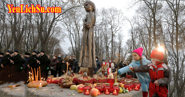 Bức tượng bé gái tưởng niệm nạn đói diệt chủng Holodomor ở Ukraine 1932 dưới thời Stalin, tay cầm nhánh lúa mì với đôi mắt buồn u uất - Holodomor memorial moonument in The Great Famine in Ukraine 1932-1933 with little girl holding wheat spikelet